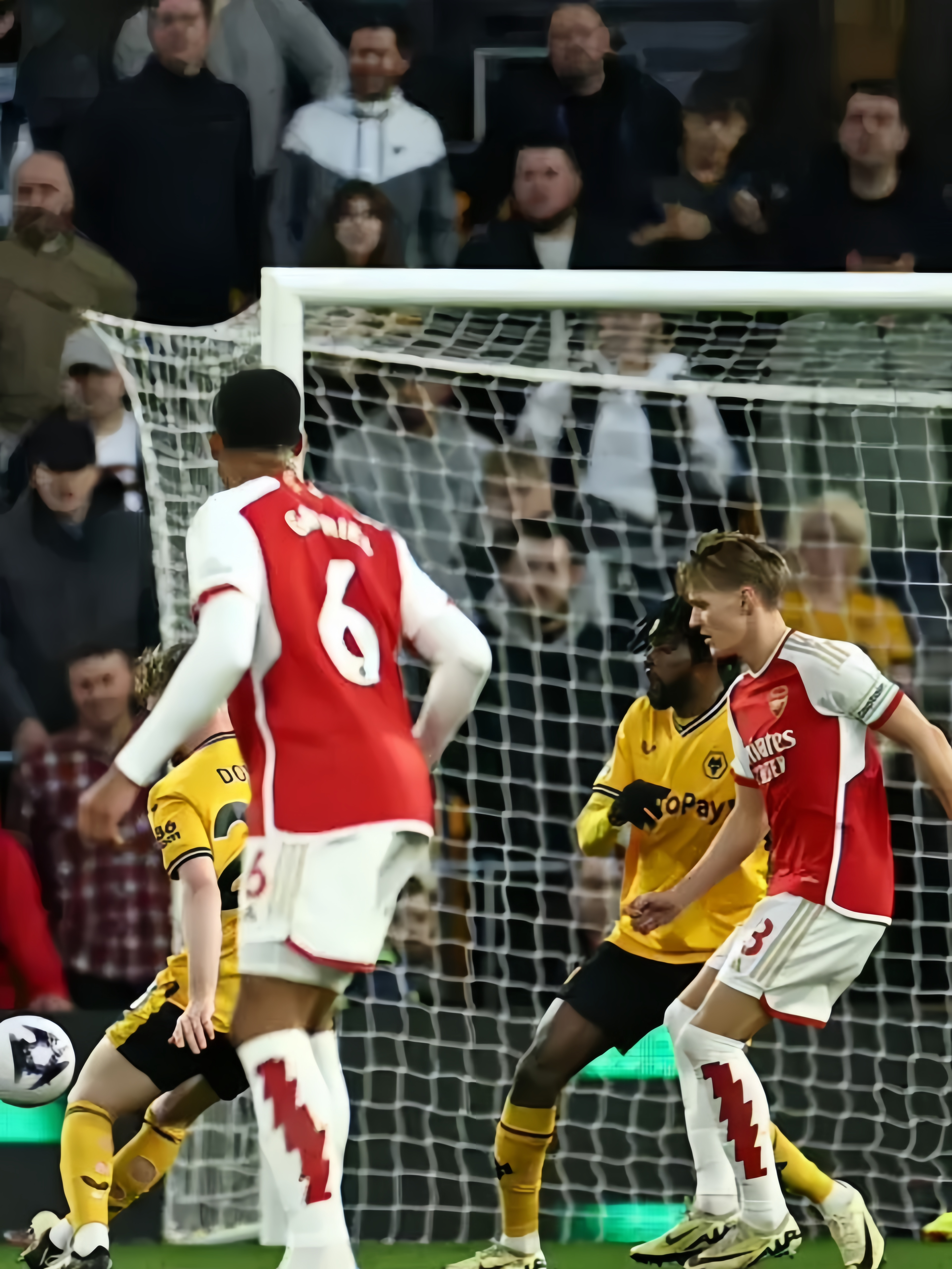 包含足球比赛掀起热潮，球员技术展示精彩纷呈的词条