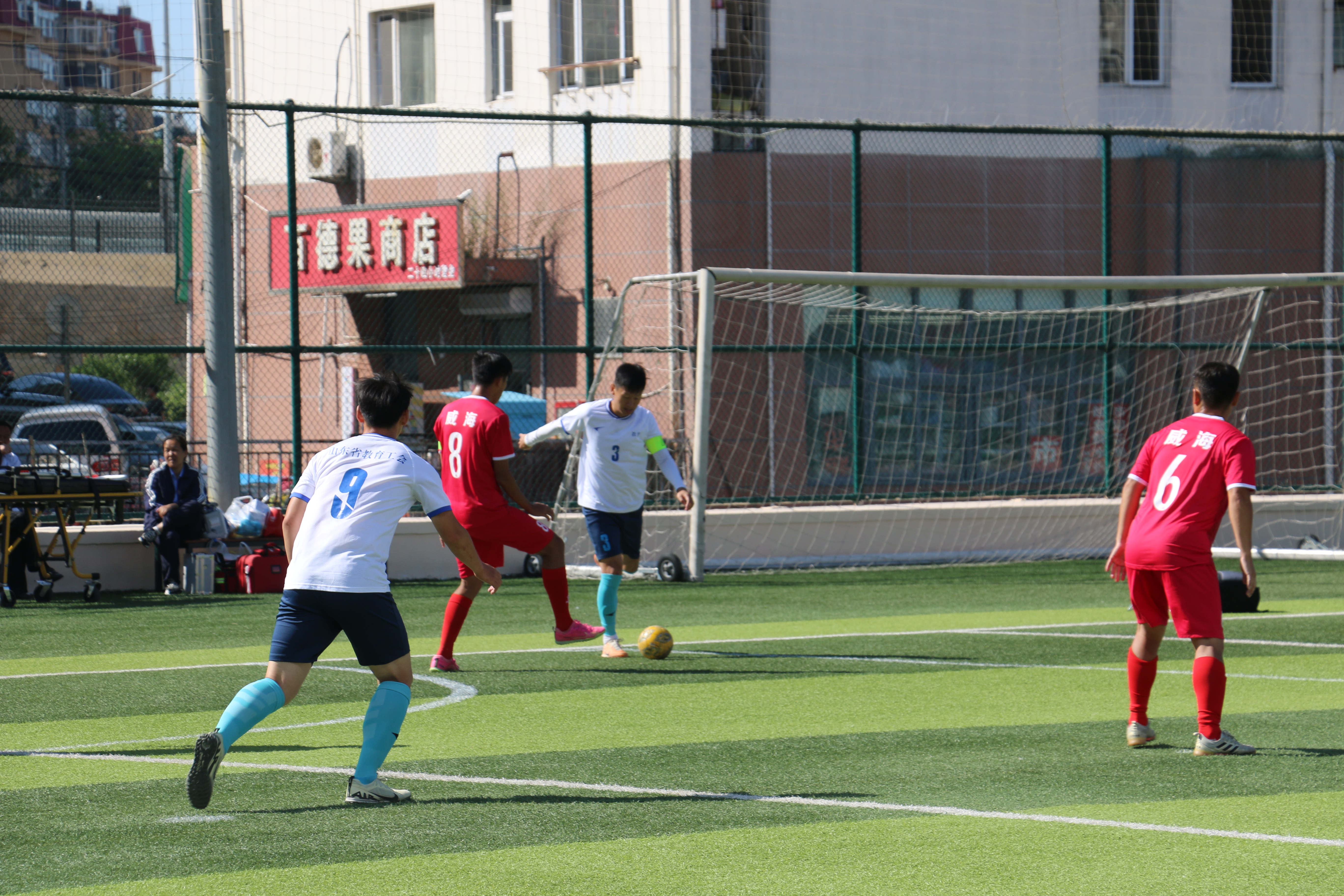 包含足球比赛掀起热潮，球员技术展示精彩纷呈的词条