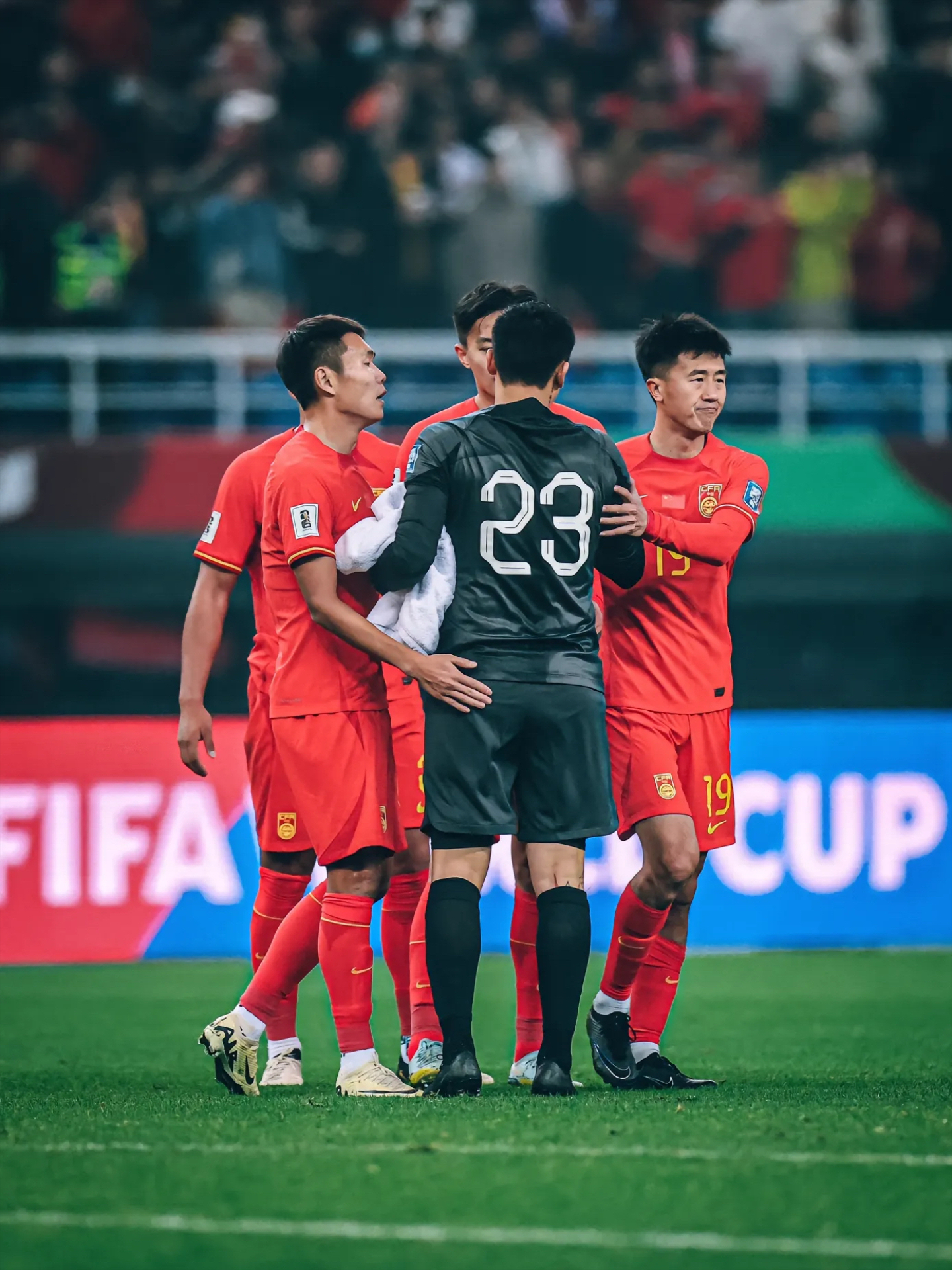 某队门将表现神勇，助力球队获胜