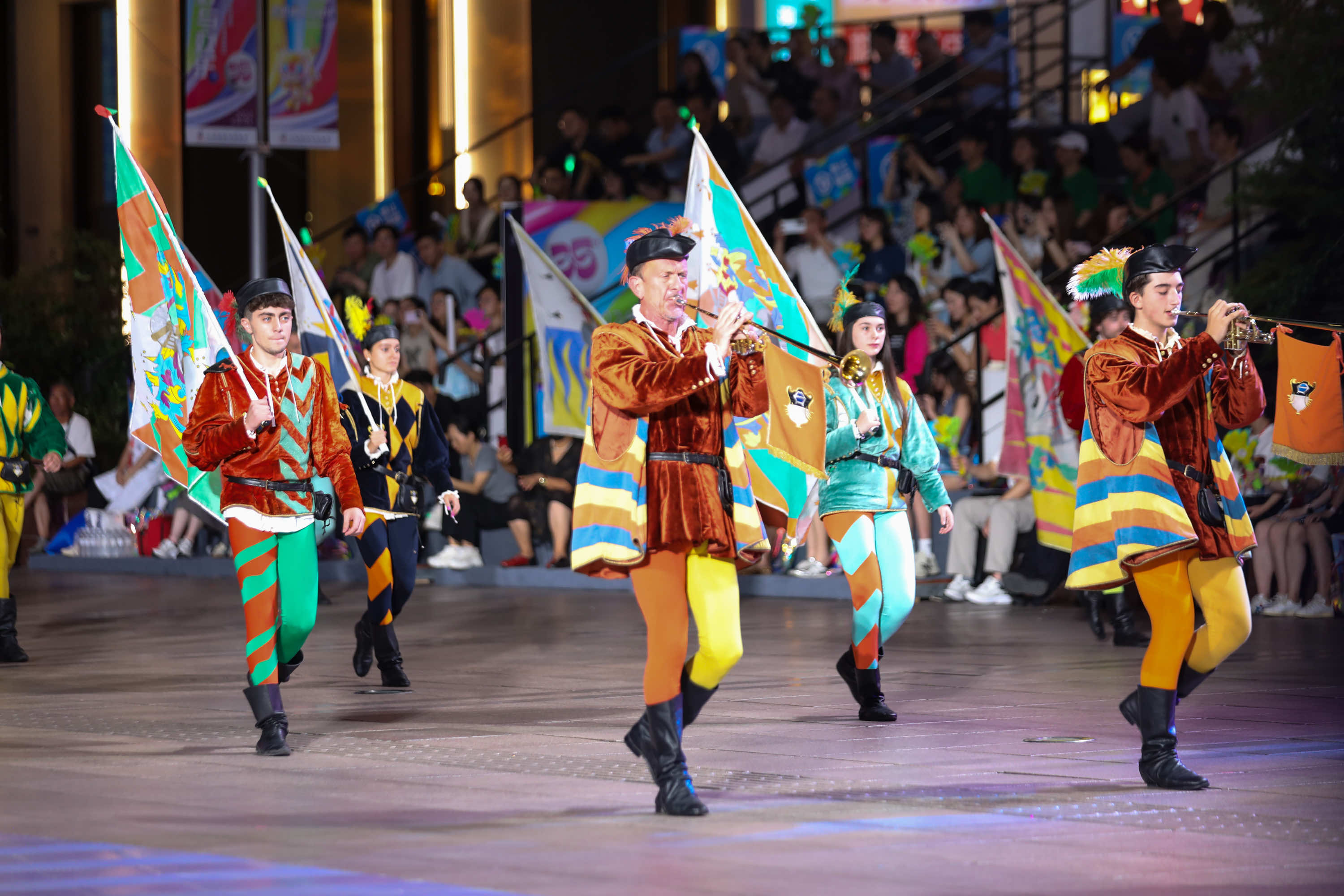 包含视觉盛宴，精彩瞬间惊艳全场的词条