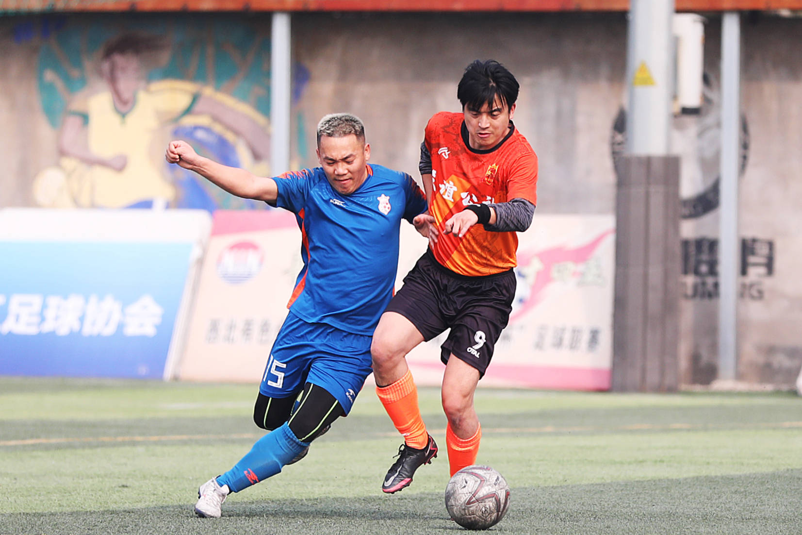 包含精彩纷呈的足球盛事，观众热情高涨的词条