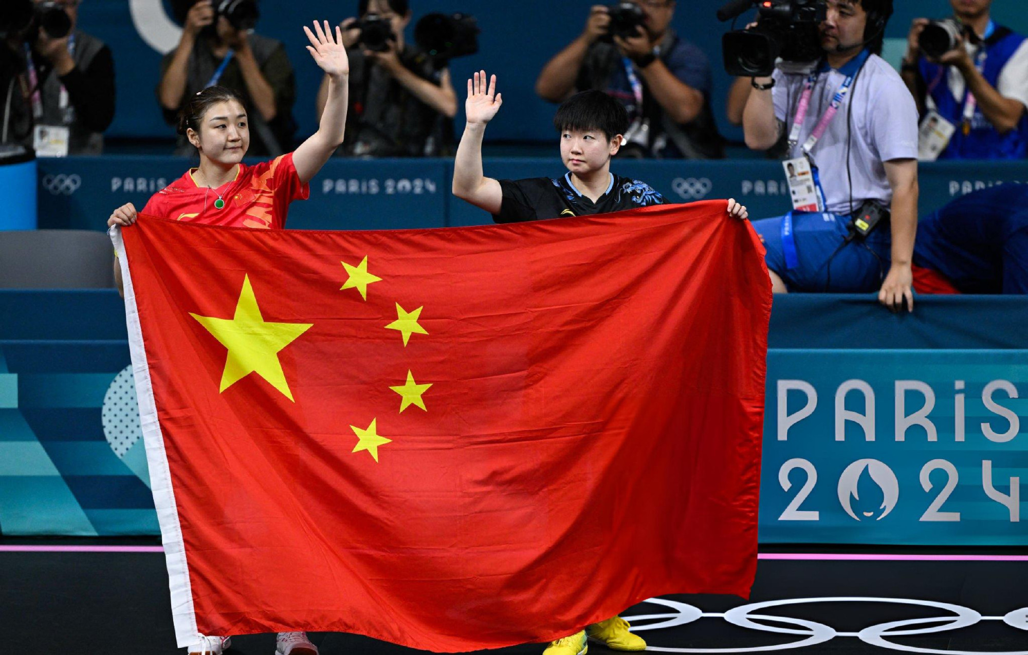 运动员们在赛场上奋勇拼搏，斗志昂扬