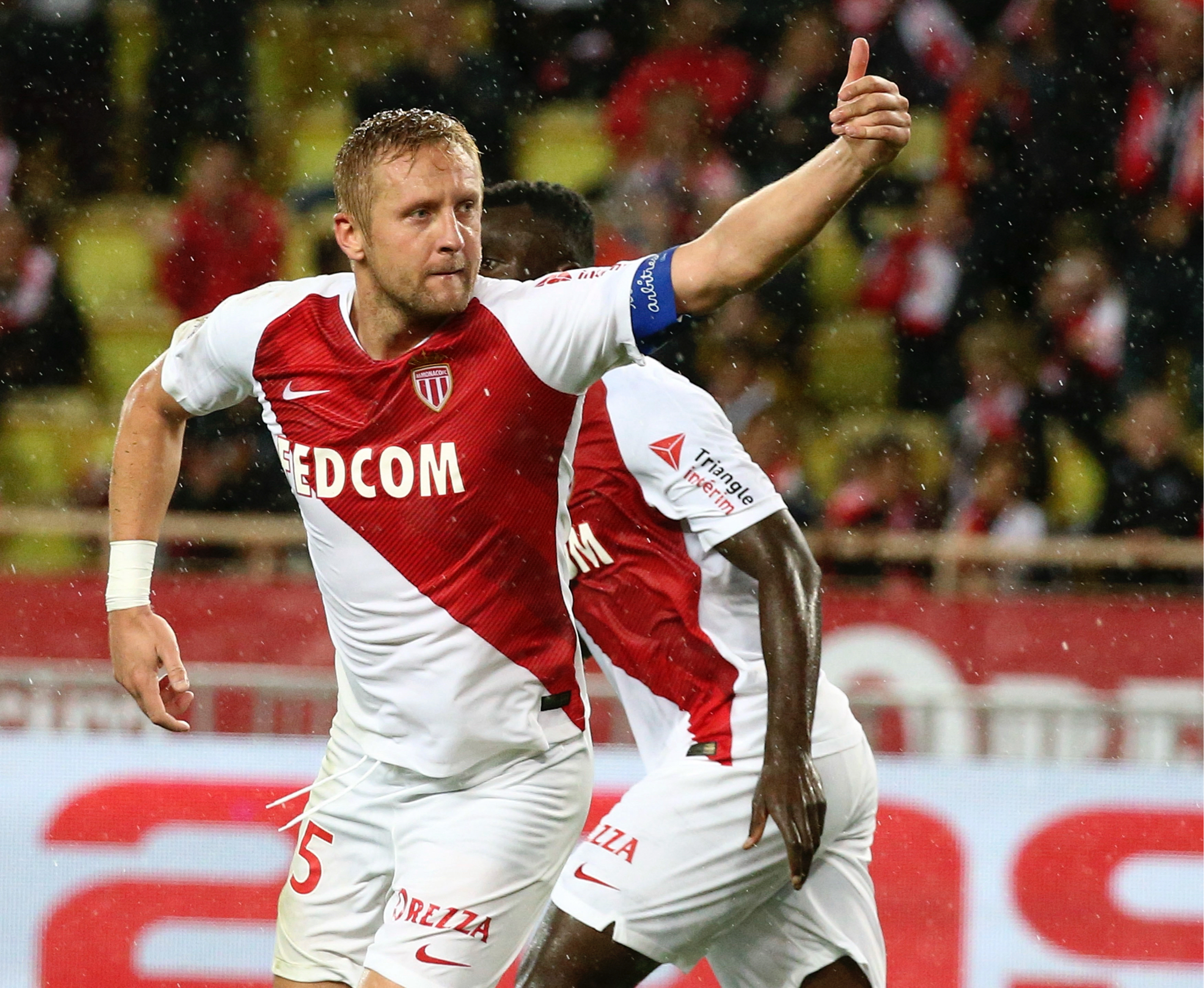 包含斯旺西城遭遇阿斯顿维拉逆转，遗憾失去三分的词条