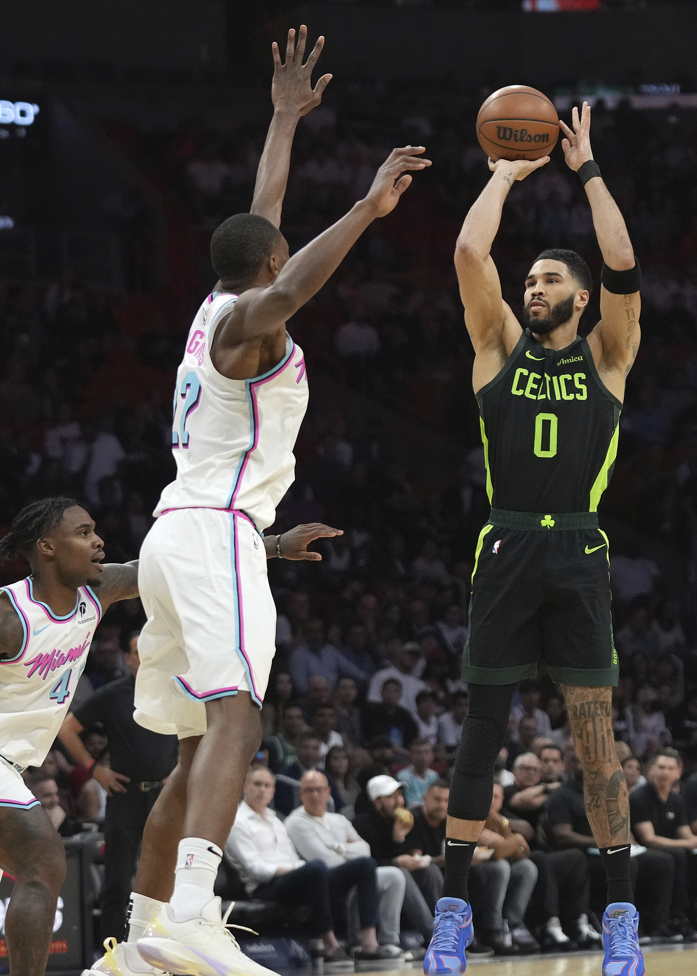 热火主场再胜凯尔特人，总比分-领先，晋级一步之遥的简单介绍