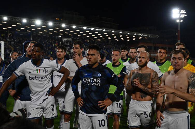 包含那不勒斯主场战胜强敌，保持不败纪录的词条