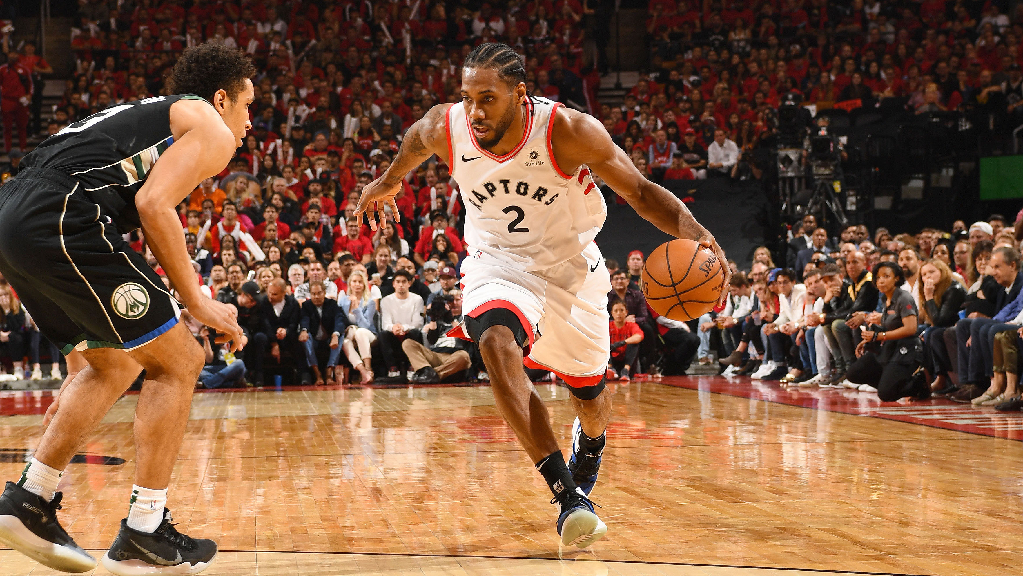 包含魔术横扫勇士，伦纳德完成帽子戏法的词条