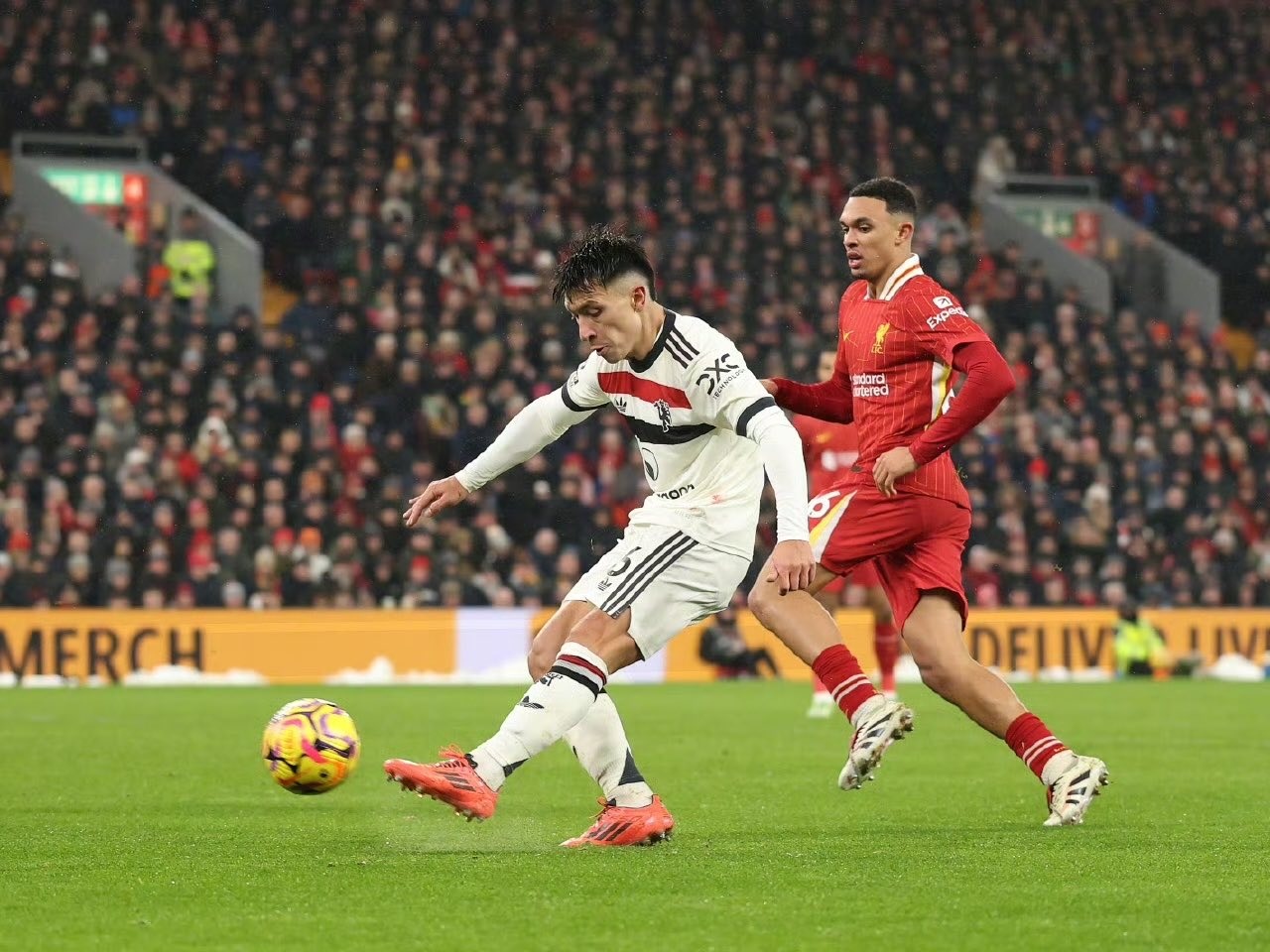 曼联连胜反超前列球队，主帅策略获球员称赞的简单介绍