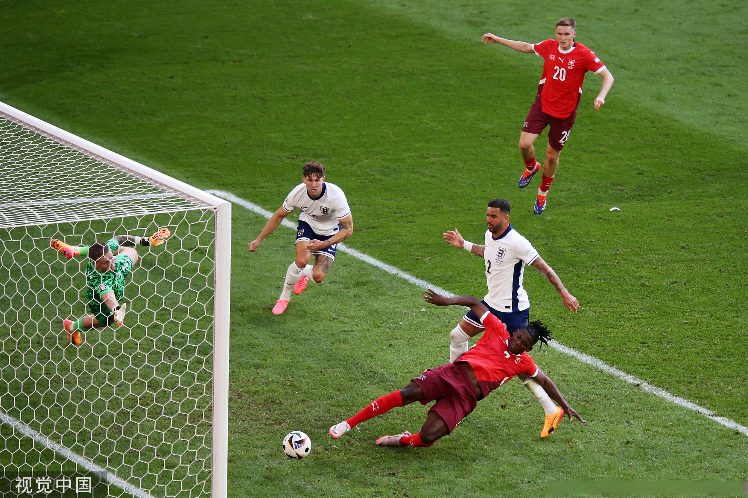 瑞典队轻取英格兰队,波尔点燃赛场 瑞典队轻取英格兰队,波尔点燃赛场