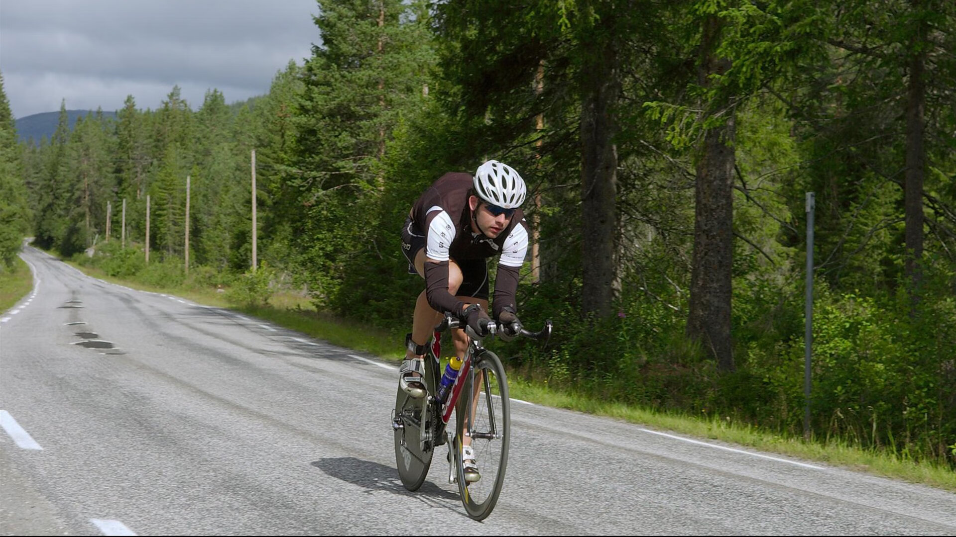 绿茵场上的波斯铁骑与蓝月利刃，当曼城战术遇上伊朗铁血，托尼如何撕裂防线？